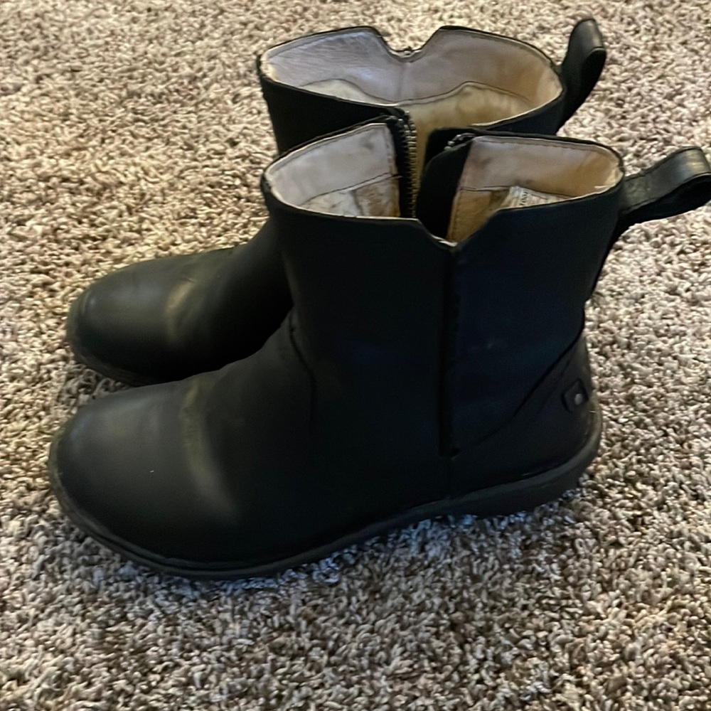 Size 6 ankle ugg boots black
